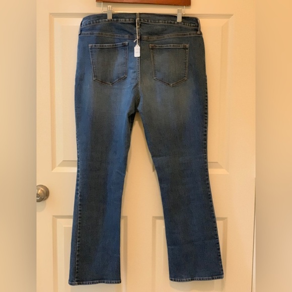 Old Navy Women's Original Mid-Rise Boot Cut Jeans in Blue.     Size-14 Short - Picture 5 of 5